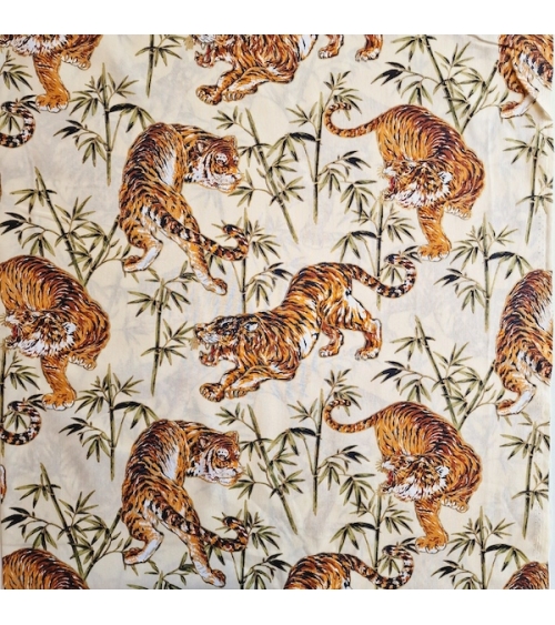 Tela japonesa de algodón 100% "Tigres y bambú", con detalles en oro, en marfil.