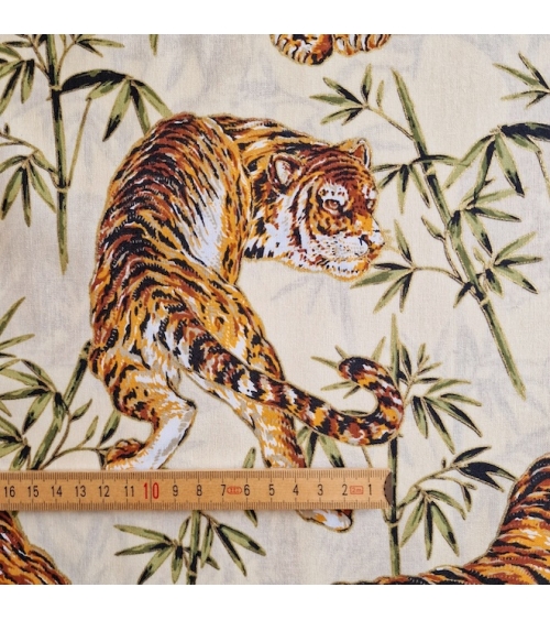Tela japonesa de algodón 100% "Tigres y bambú", con detalles en oro, en marfil.