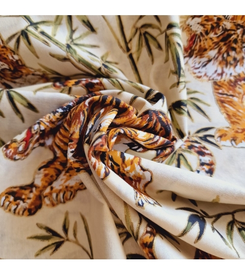 Tela japonesa de algodón 100% "Tigres y bambú", con detalles en oro, en marfil.