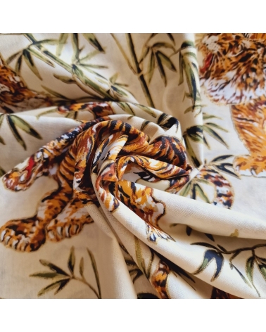 Tela japonesa de algodón 100% "Tigres y bambú", con detalles en oro, en marfil.