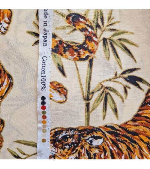 Tela japonesa de algodón 100% "Tigres y bambú", con detalles en oro, en marfil.