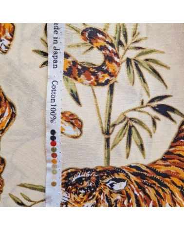 Tela japonesa de algodón 100% "Tigres y bambú", con detalles en oro, en marfil.