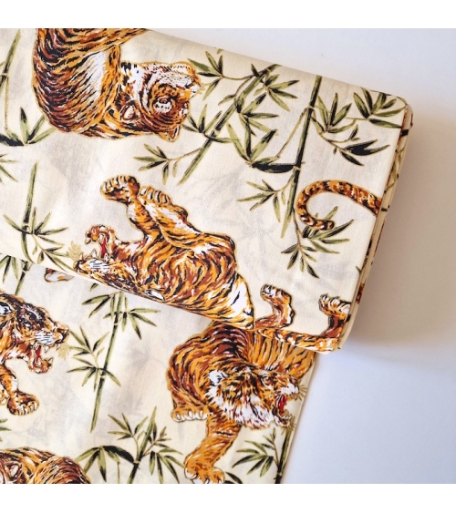 Tela japonesa de algodón 100% "Tigres y bambú", con detalles en oro, en marfil.