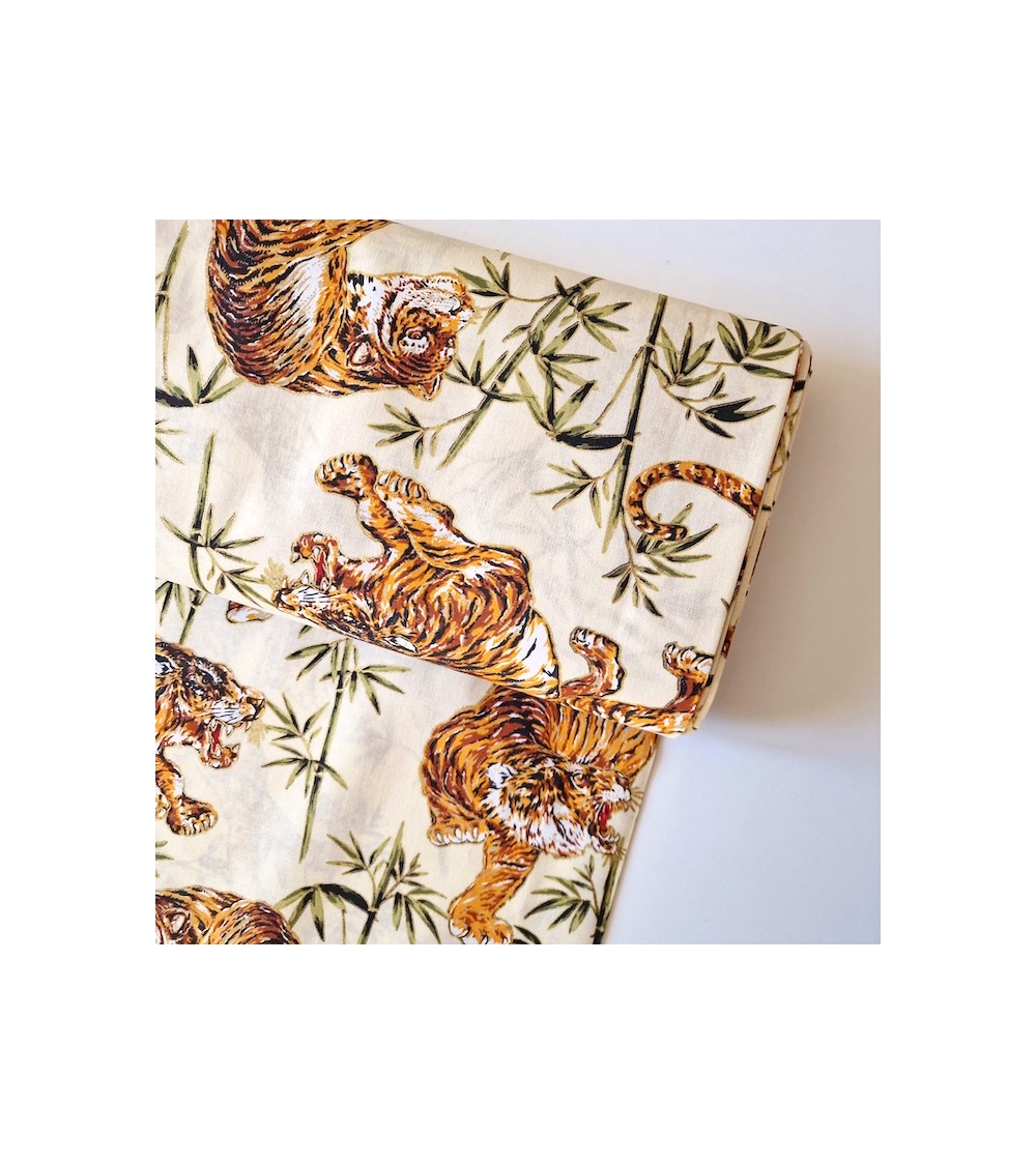 Tela japonesa de algodón 100% "Tigres y bambú", con detalles en oro, en marfil.
