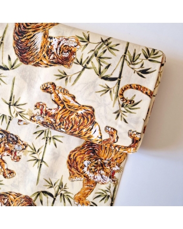 Tela japonesa de algodón 100% "Tigres y bambú", con detalles en oro, en marfil.
