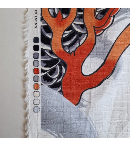 Tela dobby japonés Dragones grandes en blanco. UNIDAD 60CM