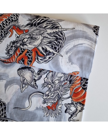 Tela dobby japonés Dragones grandes en blanco. UNIDAD 60CM