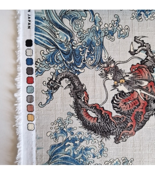 Tela dobby japonés Dragones pequeños y olas en blanco azulado.