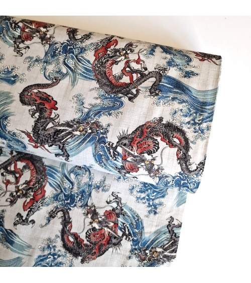 Tela dobby japonés Dragones pequeños y olas en blanco azulado.