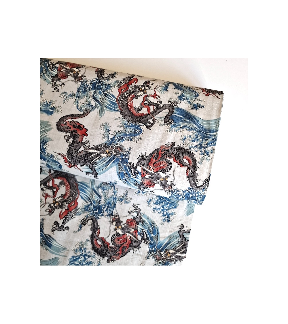 Tela dobby japonés Dragones pequeños y olas en blanco azulado.