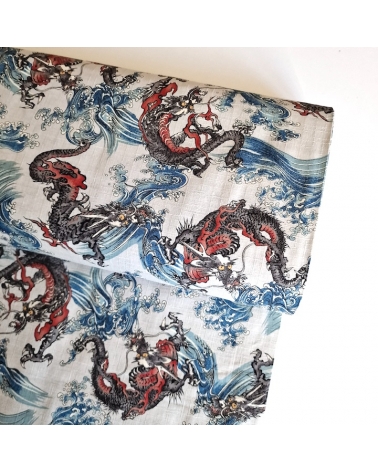 Tela dobby japonés Dragones pequeños y olas en blanco azulado.