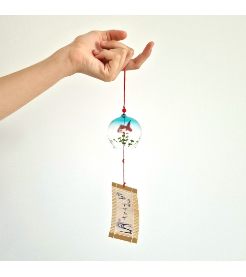 Furin (campanita japonesa) de vidrio "Kingyo" grande con pececito en el interior.