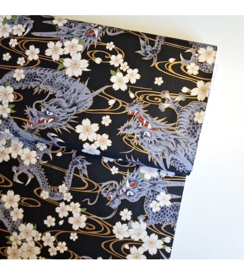 Tela japonesa "Ryu to sakura" (Dragón y flor de cerezo) en negro. Algodón 100%