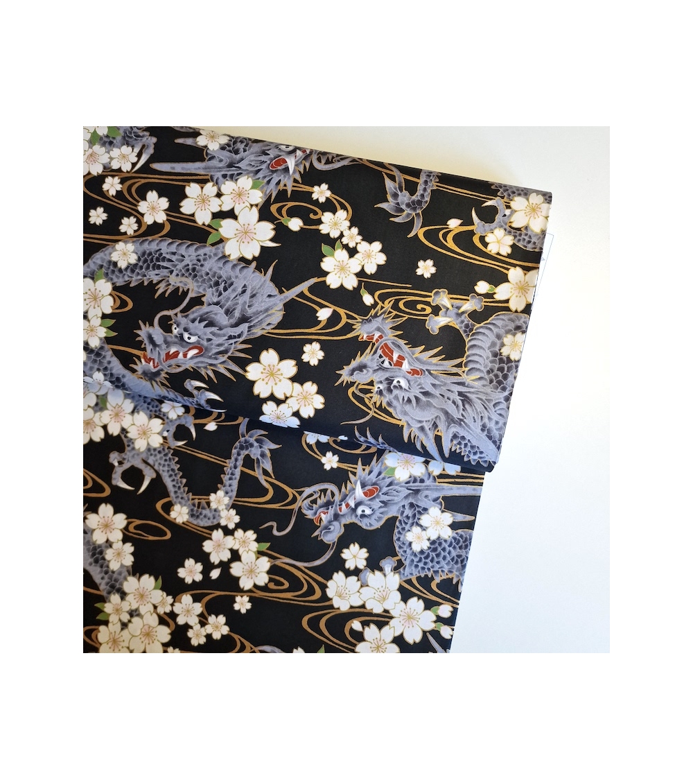 Tela japonesa "Ryu to sakura" (Dragón y flor de cerezo) en negro. Algodón 100%