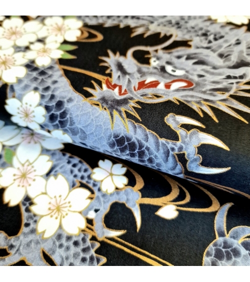 Tela japonesa "Ryu to sakura" (Dragón y flor de cerezo) en negro. Algodón 100%
