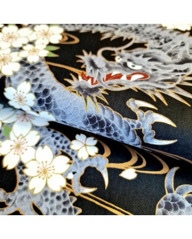 Tela japonesa "Ryu to sakura" (Dragón y flor de cerezo) en negro. Algodón 100%