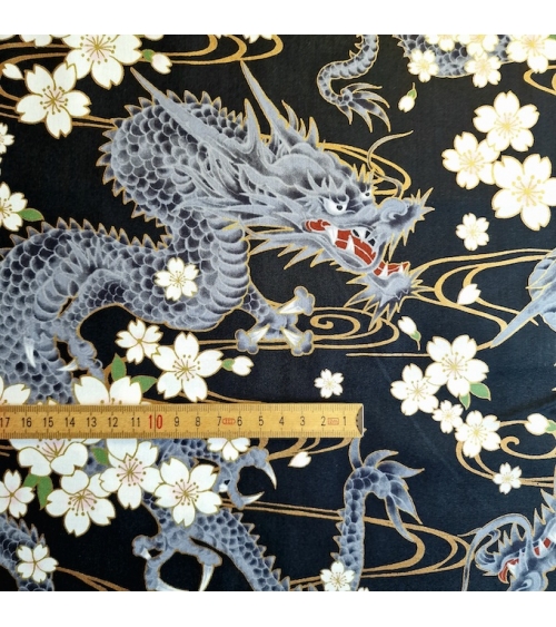 Tela japonesa "Ryu to sakura" (Dragón y flor de cerezo) en negro. Algodón 100%