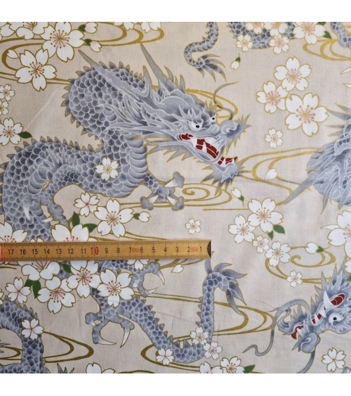 Tela japonesa "Ryu to sakura" (Dragón y flor de cerezo) en marfil. Algodón 100%