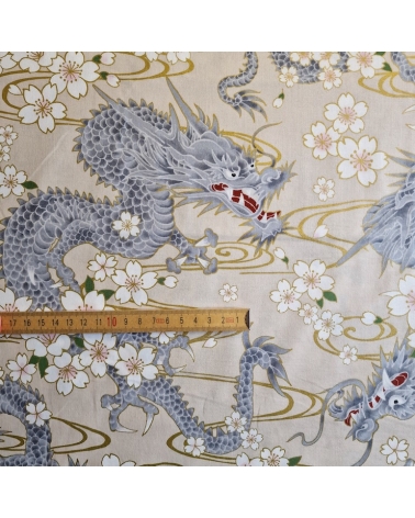 Tela japonesa "Ryu to sakura" (Dragón y flor de cerezo) en marfil. Algodón 100%