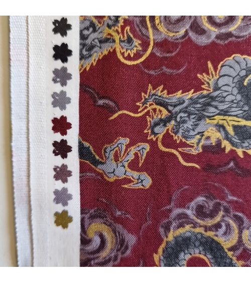 Tela japonesa "Dragones voladores" en rojo burdeos. Algodón 100%
