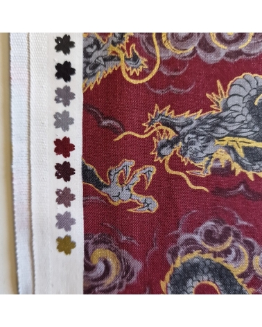 Tela japonesa "Dragones voladores" en rojo burdeos. Algodón 100%