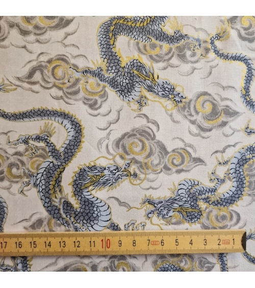 Tela japonesa "Dragones voladores" en marfil. Algodón 100%