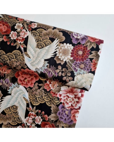 Tela japonesa "Tsuru to botan" en colores de otoño con detalles en dorado y fondo negro