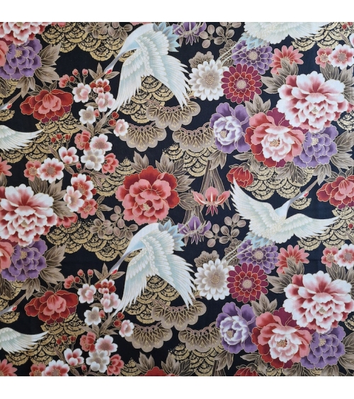 Tela japonesa "Tsuru to botan" en colores de otoño con detalles en dorado y fondo negro