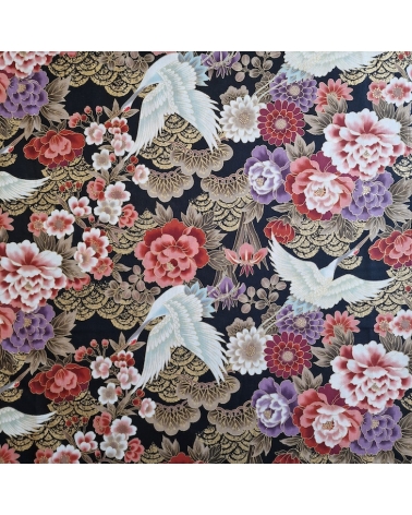Tela japonesa "Tsuru to botan" en colores de otoño con detalles en dorado y fondo negro