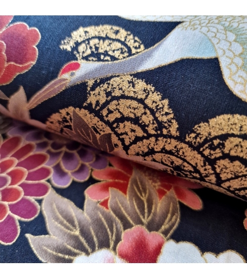 Tela japonesa "Tsuru to botan" en colores de otoño con detalles en dorado y fondo negro
