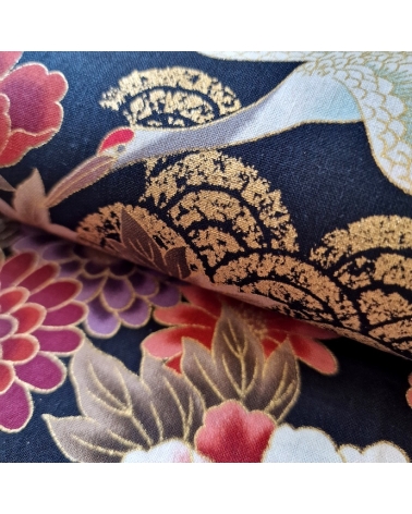 Tela japonesa "Tsuru to botan" en colores de otoño con detalles en dorado y fondo negro