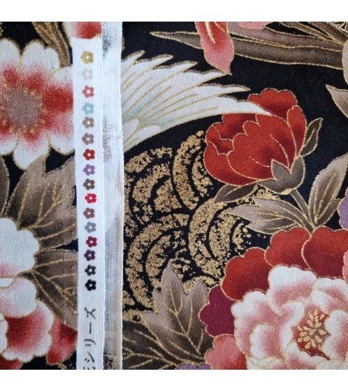 Tela japonesa "Tsuru to botan" en colores de otoño con detalles en dorado y fondo negro