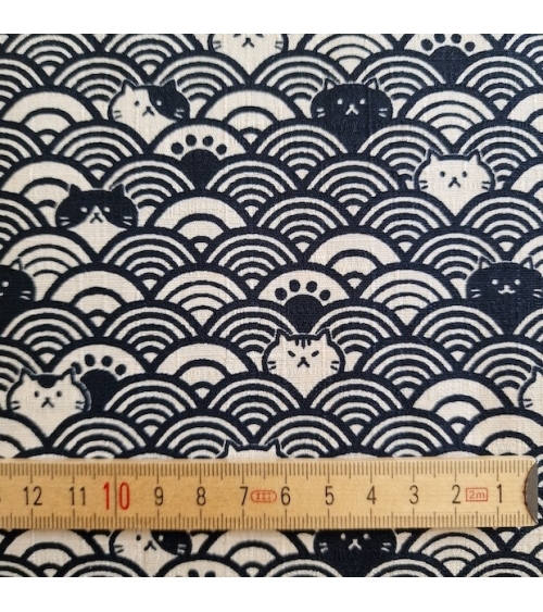 Dobby Japonés. Gatos y olas sobre blanco natural. dibujo 20% mas pequeño