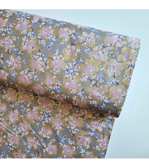 Tela japonesa "Ramas de sakura" en gris y rosa con detalles en oro