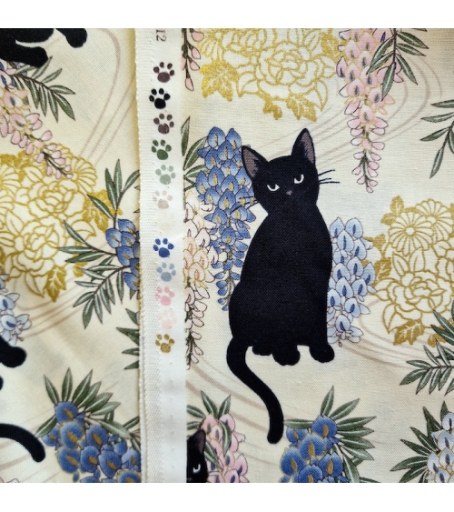 Tela japonesa. Gato negro con glicinias MINI en Marfil.