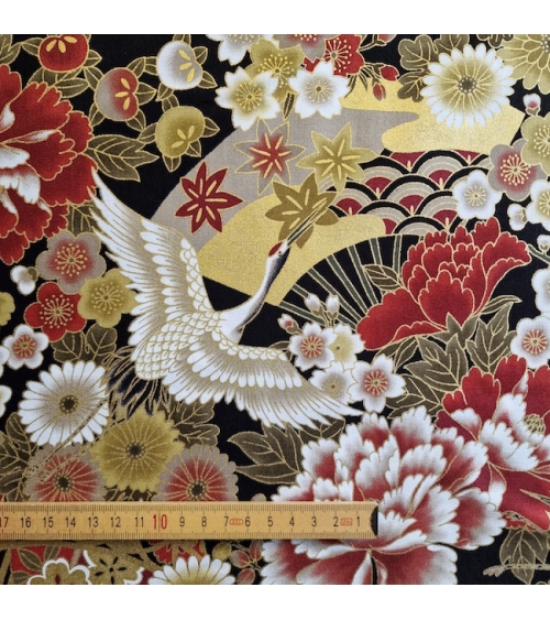 Tela japonesa Tsuru to Hana en rojo, negro y oro.
