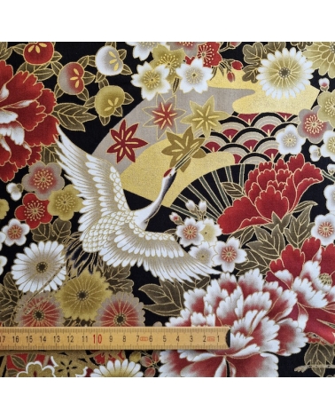Tela japonesa Tsuru to Hana en rojo, negro y oro.