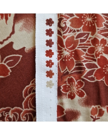 Tela japonesa "Tatoo: Fujisan to sakura" en rojo óxido.