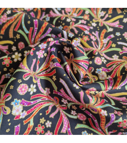 Tabane noshi pequeños y flores sobre  negro