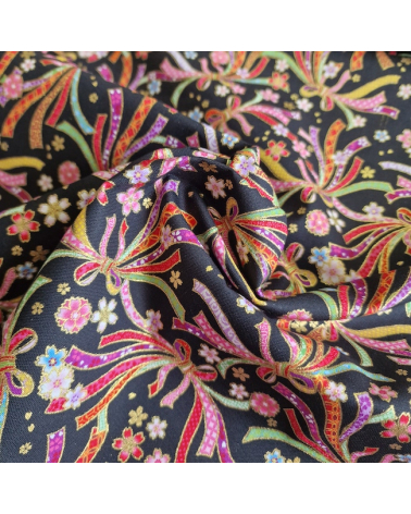 Tabane noshi pequeños y flores sobre  negro