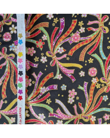 Tabane noshi pequeños y flores sobre  negro