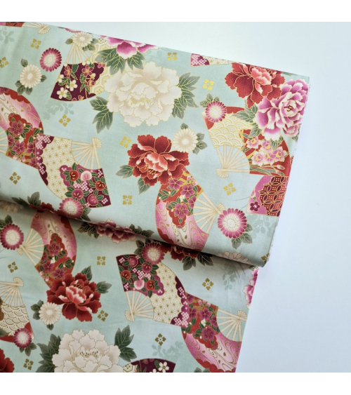 Tela japonesa "Abanicos y flores multicolores" en verde mint.